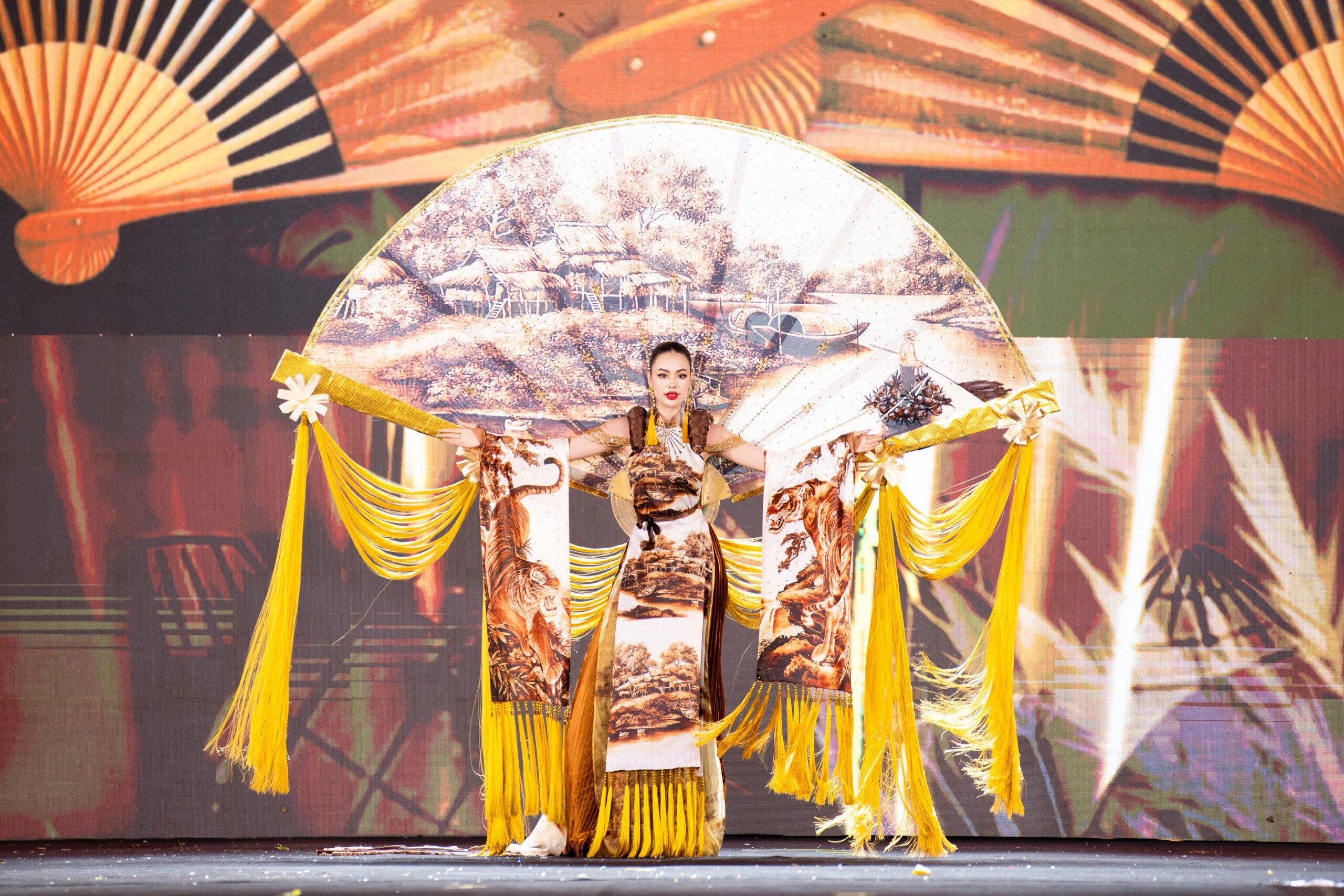 Độc lạ những màn trình diễn National Costume ở Miss Grand Vietnam 2024- Ảnh 36.