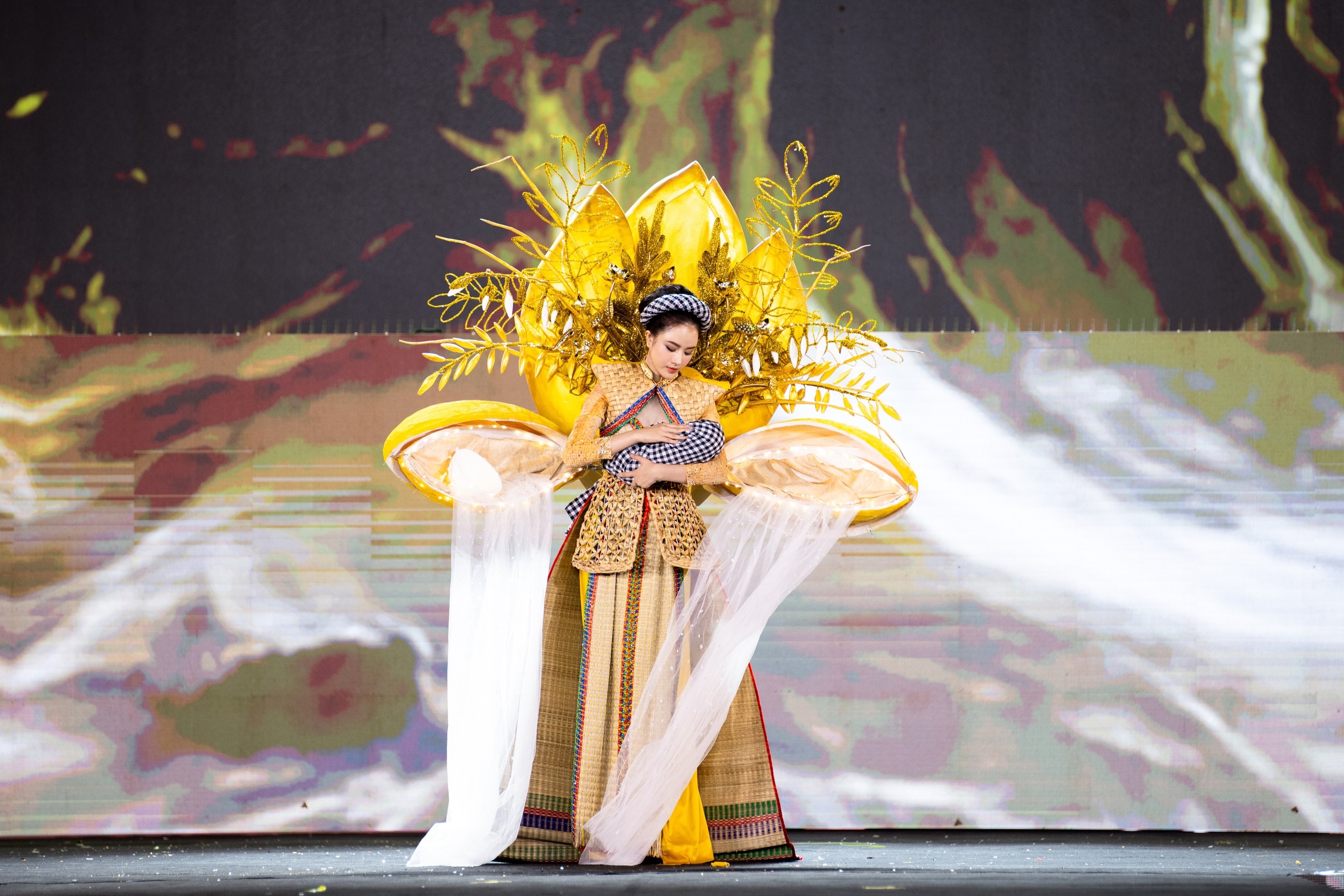 Độc lạ những màn trình diễn National Costume ở Miss Grand Vietnam 2024- Ảnh 38.