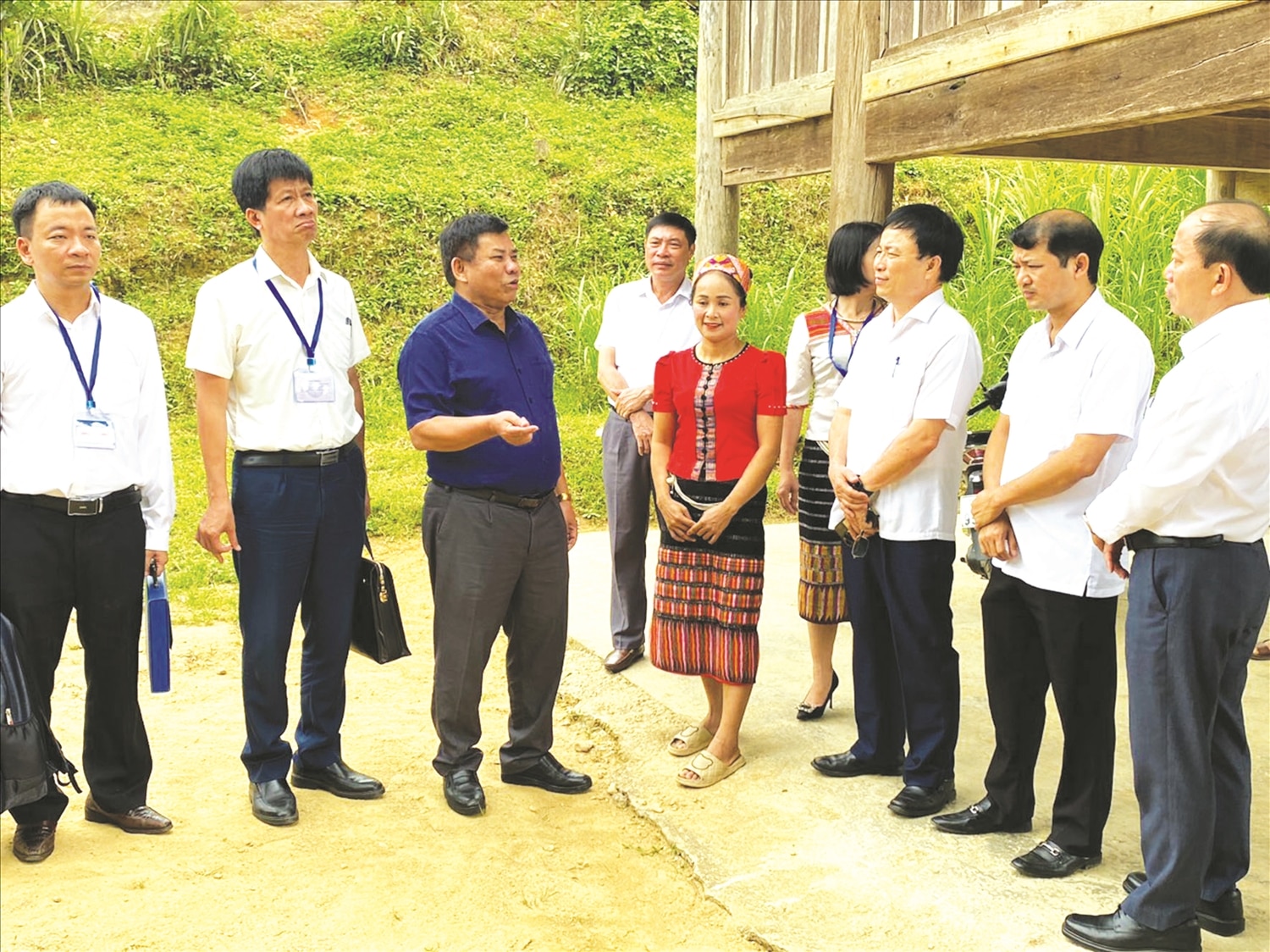 Thứ trưởng, Phó Chủ nhiệm Uỷ ban Dân tộc Y Thông cùng Đoàn công tác đi khảo sát tại hộ gia đình.