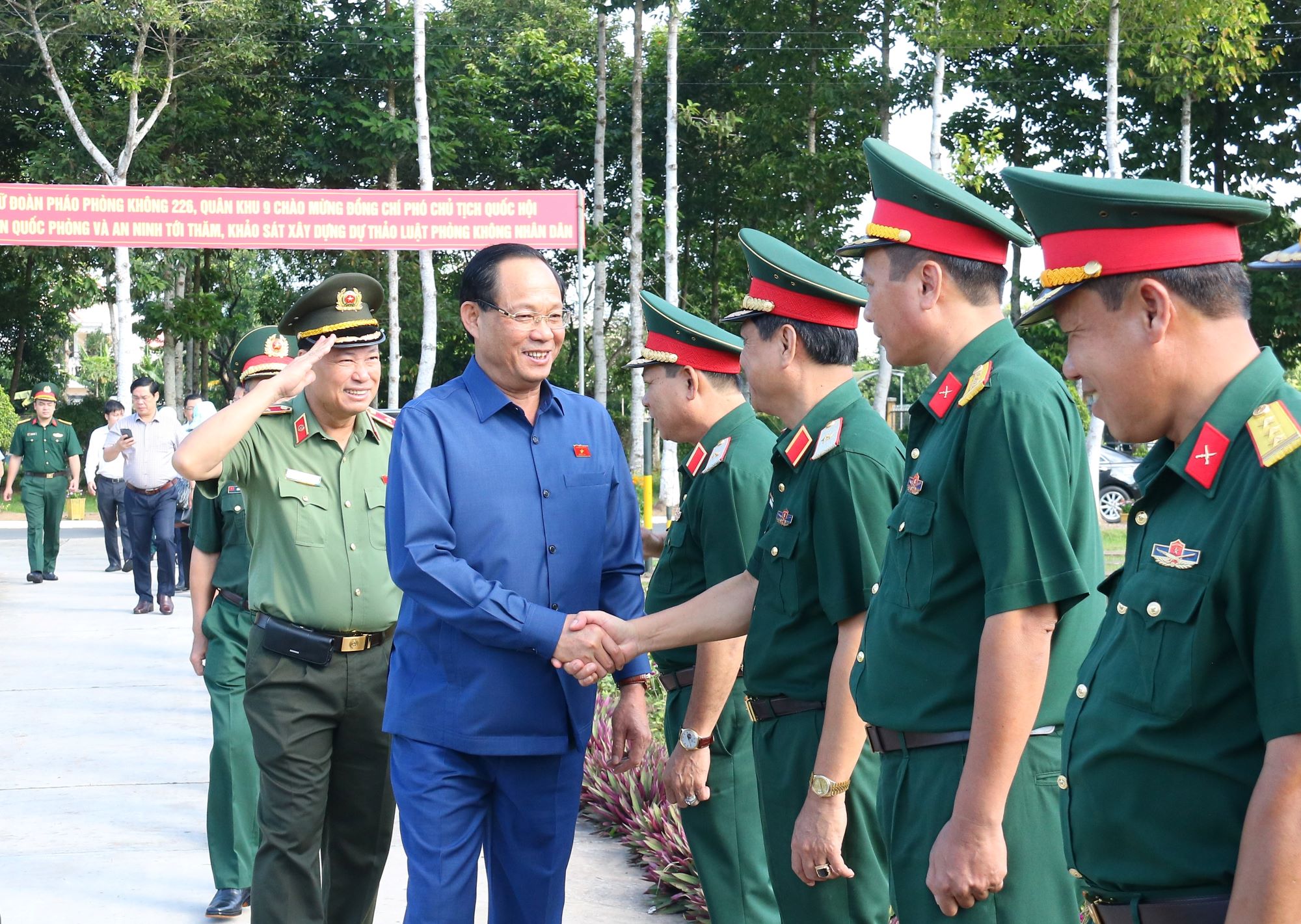 Phó Chủ tịch Quốc hội, Thượng tướng Trần Quang Phương thăm và tặng quà Lữ đoàn Pháo Phòng không 226 -0