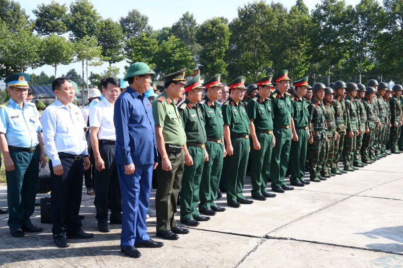 Phó Chủ tịch Quốc hội Trần Quang Phương thăm và tặng quà Lữ đoàn Pháo Phòng không 226