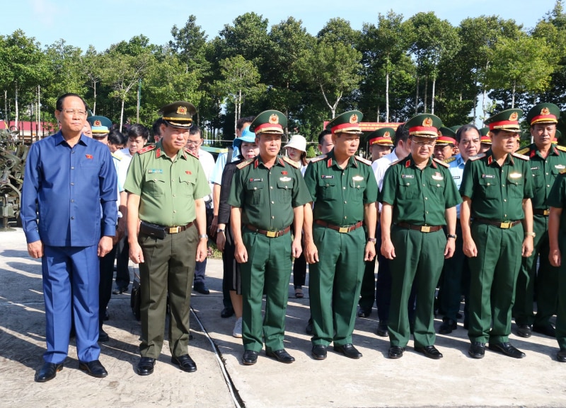 Phó Chủ tịch Quốc hội Trần Quang Phương thăm và tặng quà Lữ đoàn Pháo Phòng không 226