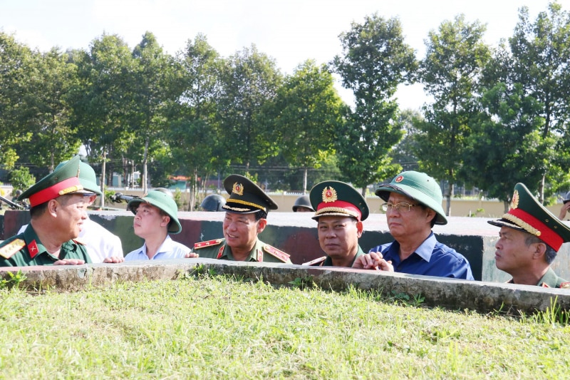 Phó Chủ tịch Quốc hội Trần Quang Phương thăm và tặng quà Lữ đoàn Pháo Phòng không 226