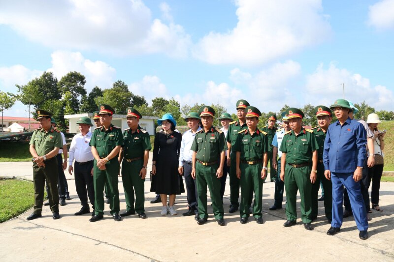 Phó Chủ tịch Quốc hội Trần Quang Phương thăm và tặng quà Lữ đoàn Pháo Phòng không 226