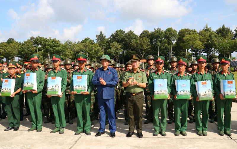 Phó Chủ tịch Quốc hội Trần Quang Phương thăm và tặng quà Lữ đoàn Pháo Phòng không 226