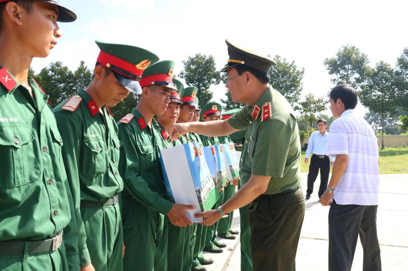 Phó Chủ tịch Quốc hội Trần Quang Phương thăm và tặng quà Lữ đoàn Pháo Phòng không 226