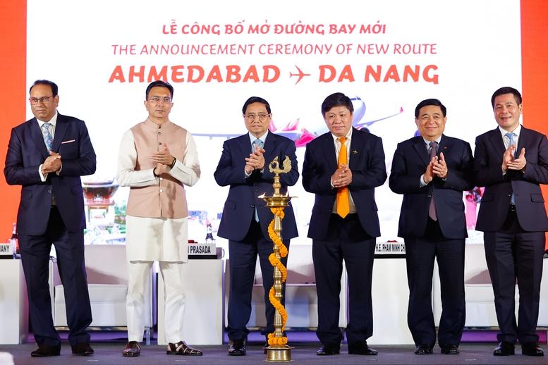 Thủ tướng dự lễ công bố đường bay Đà Nẵng (Việt Nam) - Ahmedabad (Bang Gunjarat, Ấn Độ) và đón hành khách thứ 200 triệu của hãng hàng không Vietjet - Ảnh: VGP