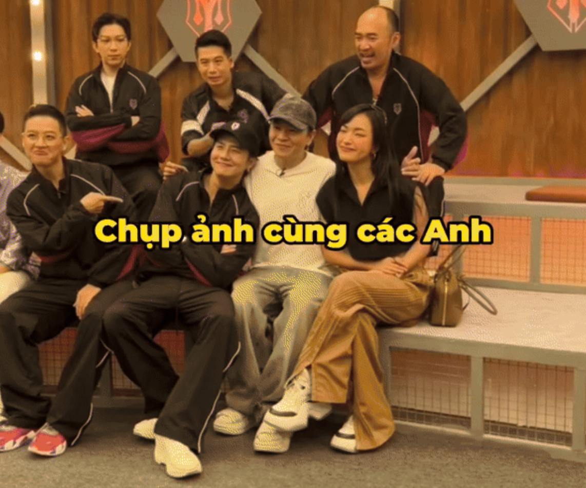 Châu Bùi chụp ảnh cùng các “anh tài“. Ảnh: Cắt từ clip