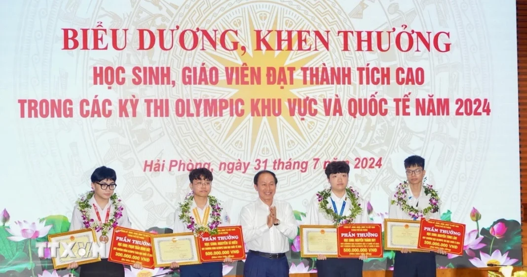 Bí thư Thành ủy Hải Phòng Lê Tiến Châu trao thưởng cho các học sinh đạt thành tích cao trong kỳ thi Olympic khu vực và quốc tế. (Ảnh: Minh Huệ/TTXVN)