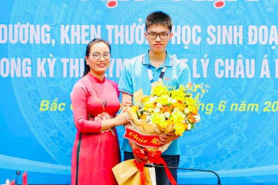 'Cú đúp' của nam sinh Bắc Giang giành Huy chương Vàng Olympic Vật lý thế giới