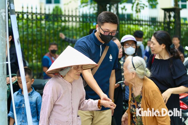 Nhiều người cao tuổi nhờ cháu đưa tới đứng xếp hàng trên phố Lò Đúc để chờ giờ vào viếng Tổng Bí thư Nguyễn Phú Trọng.  