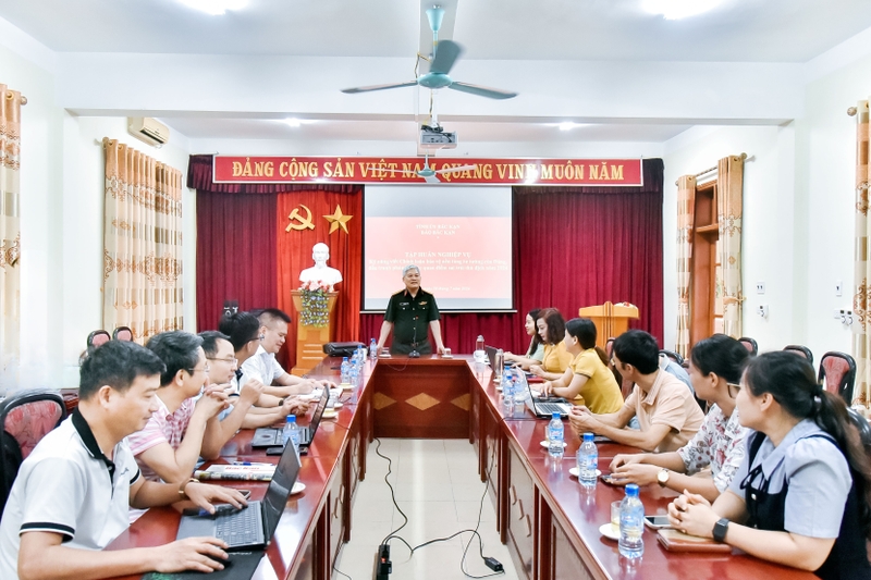 bac kan tap huan ky nang viet bai ve bao ve nen tang tu tuong cua dang hinh 1