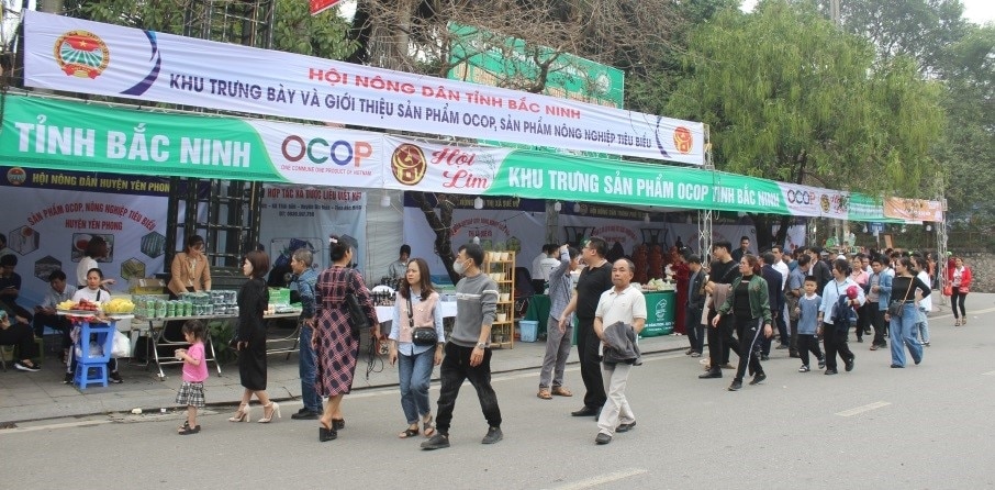 Trong không gian sinh hoạt văn hóa mang đậm tính truyền thống của Lễ Hội Lim Xuân Giáp Thìn 2024, nổi lên những gian hàng trưng bày sản phẩm OCOP của Hội Nông dân các huyện, TX, TP trên địa bàn tỉnh Bắc Ninh đã thu hút đông đảo du khách đến tham quan, thưởng thức và mua sắm.