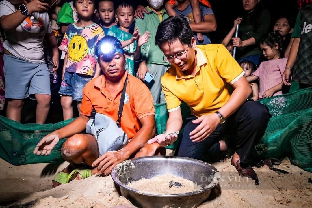 Ban đêm, dân làng ở Bình Định đi xem vô số quả trứng nở ra một loài động vật hoang dã ngộ nghĩnh- Ảnh 1.