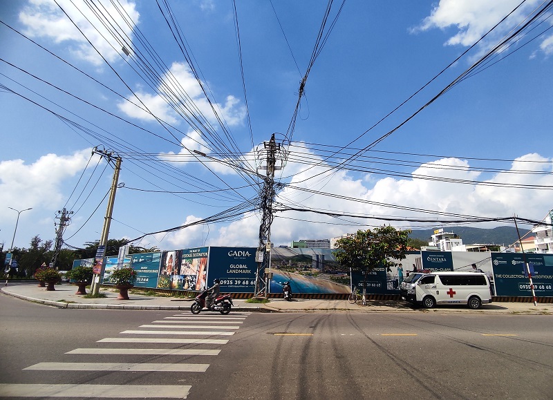 Cadia Quy Nhơn có vị trí gã 5 giao giữa các đường Ngô Mây, Nguyễn Tất Thành, An Dương Vương, Xuân Diệu và Diên Hồng, đối diện biển Quy Nhơn.