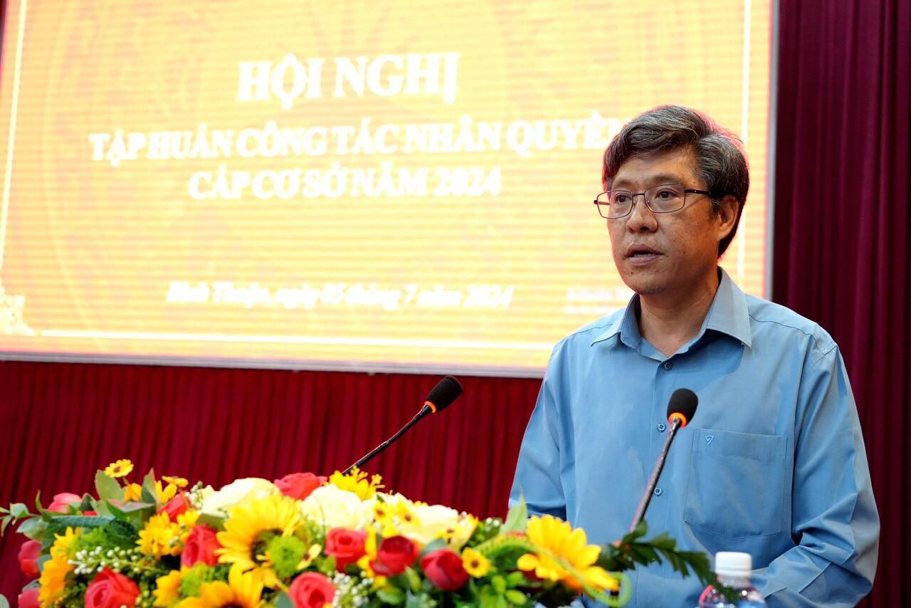 Ông Nguyễn Minh, Phó Chủ tịch UBND tỉnh, Trưởng Ban chỉ đạo Nhân quyền tỉnh Bình Thuận phát biểu khai mạc Hội nghị. (Nguồn: BTC)