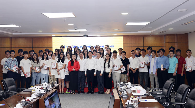 Le ministre de l'Information et de la Communication, Nguyen Manh Hung, prend une photo avec les enfants des fonctionnaires et employés de la Poste générale. Photo : My Le