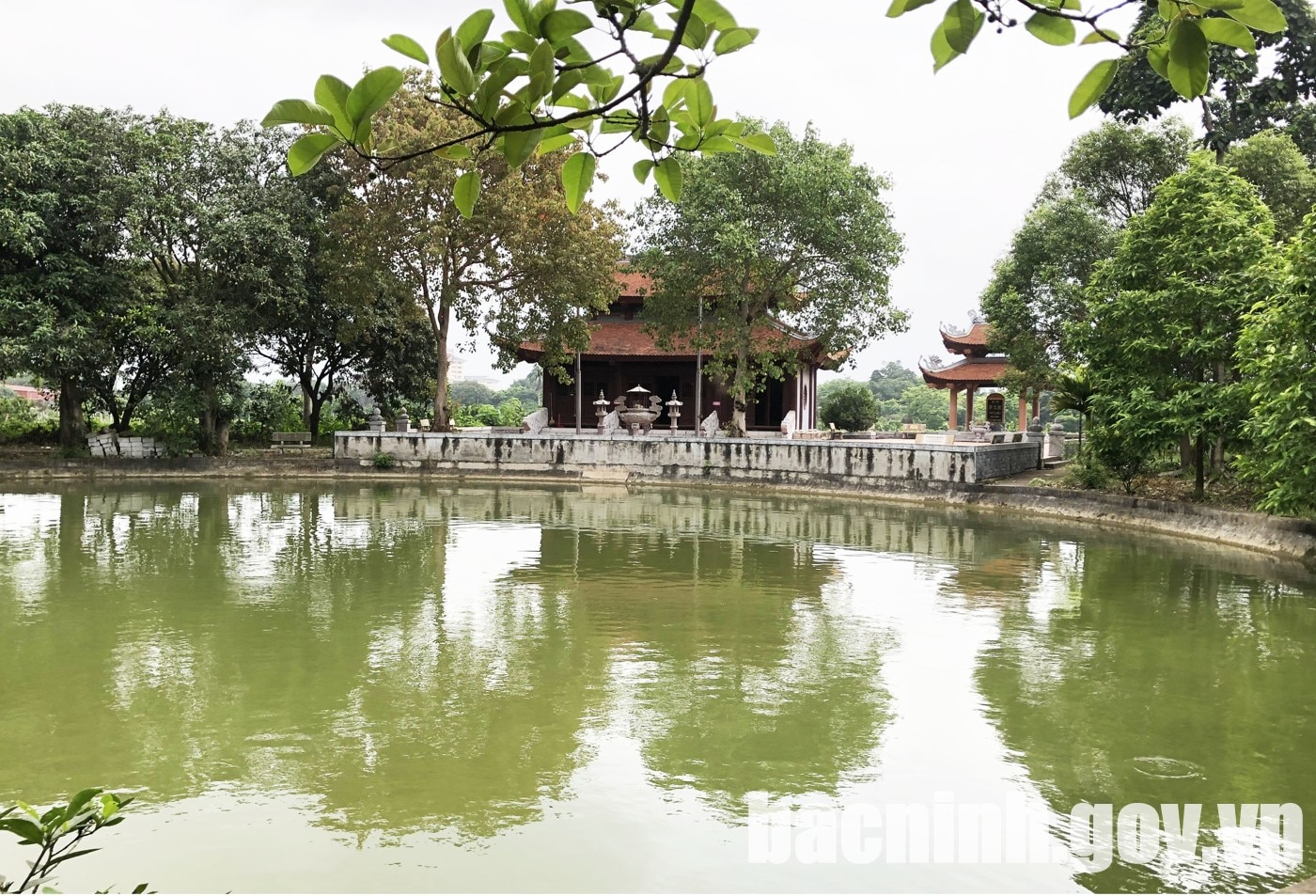 Cách đền Đô ở Bắc Ninh 2km là lăng vua Lý Thái Tổ, có ao bán nguyệt, cạnh đồng lúa, xưa là khu rừng- Ảnh 1.