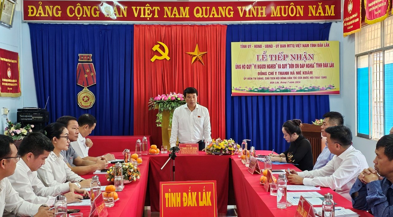 Chủ tịch Hội đồng Dân tộc Y Thanh Hà Niê Kđăm trao quỹ vì người nghèo -0