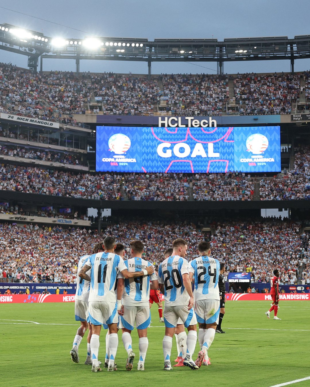 Copa America finali EURO kadar 'ateşli' - Fotoğraf 1. Chung kết Copa America 'rực lửa' không kém EURO- Ảnh 1.