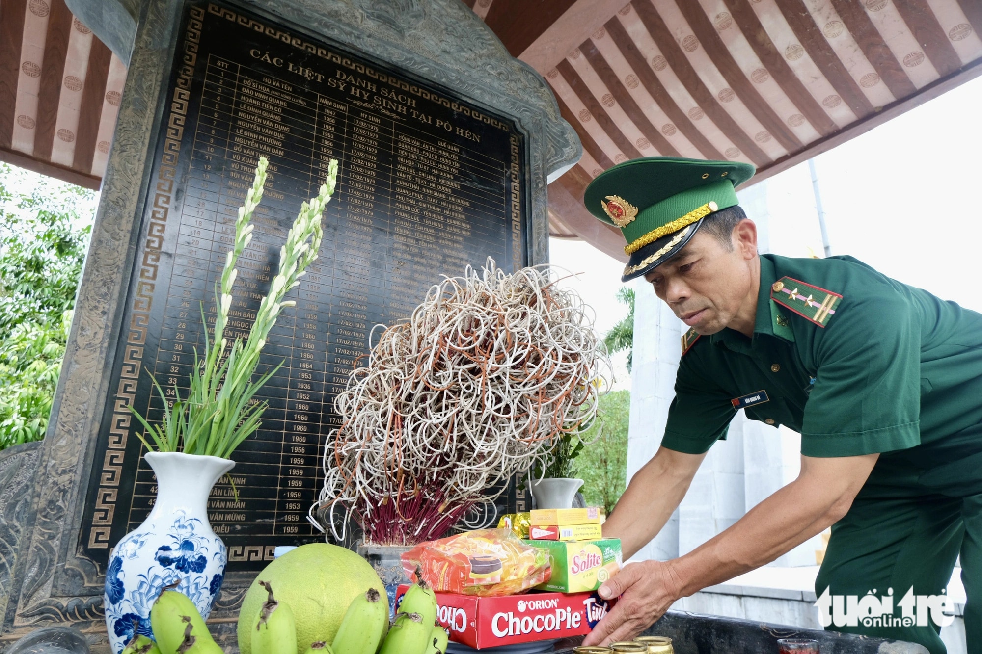 Trung tá quân nhân chuyên nghiệp Đàm Quang Đô nhận nhiệm vụ phụng sự các anh hùng liệt sĩ ở Khu di tích lịch sử quốc gia Pò Hèn - Ảnh: HÀ THANH