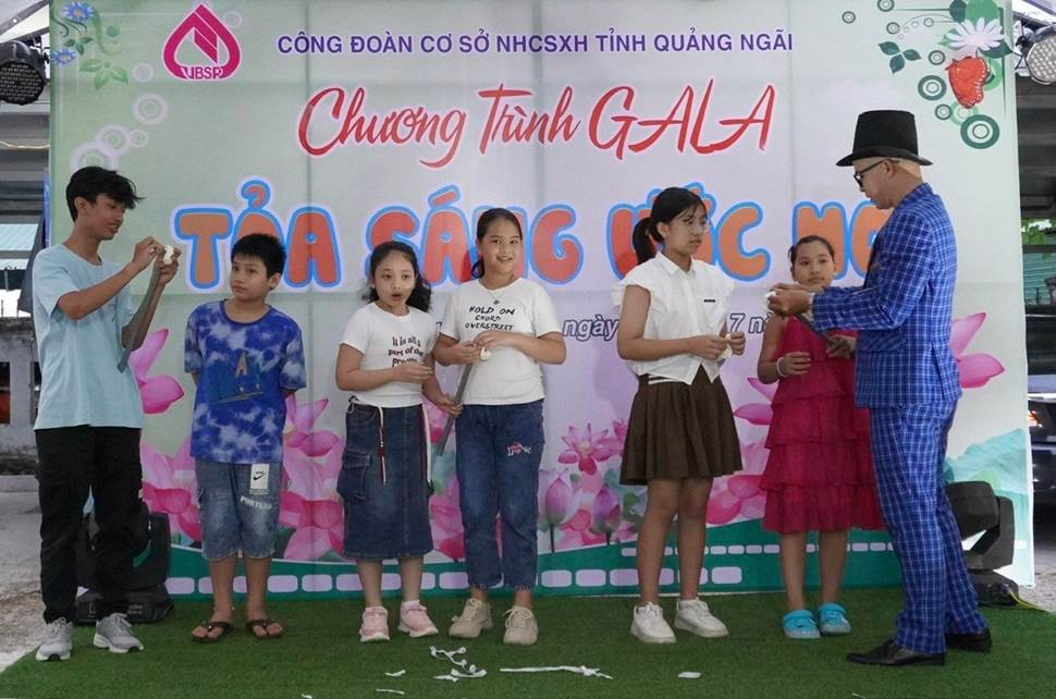 Công đoàn cơ sở Ngân hàng Chính sách xã hội tỉnh Quảng Ngãi biểu dương, khen thưởng con, em cán bộ, người lao động- Ảnh 1.