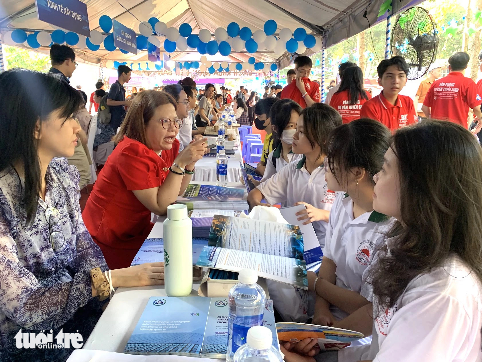 Học sinh tìm hiểu thông tin xét tuyển năm 2024 của Trường đại học Bách khoa (Đại học Quốc gia TP.HCM) - Ảnh: TRẦN HUỲNH