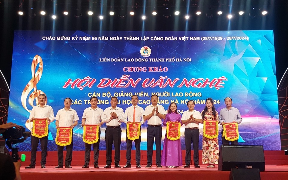 Lãnh đạo LĐLĐ TP trao Cờ thi đua cho các đội tham gia Hội diễn văn nghệ cán bộ, giảng viên, người lao động các trường đại học, cao đẳng Hà Nội 