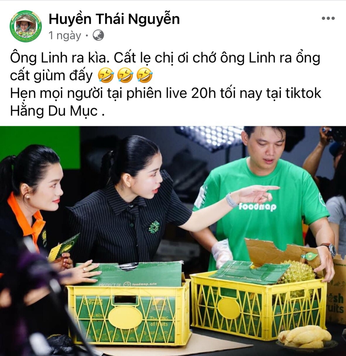 Hình ảnh trong phiên livestream bán sầu riêng của TikToker O Huyền sầu riêng (ngoài cùng bên trái) vào ngày 7-7 - Ảnh chụp màn hình 