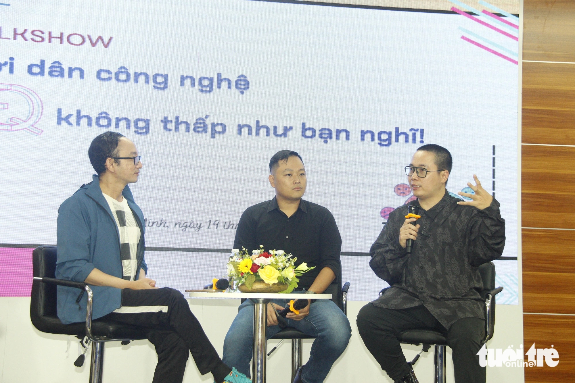 Thạc sĩ truyền thông Vinh San Phạm, thạc sĩ Võ Minh Quân và CEO Trần Thanh Tùng tại buổi talkshow (từ trái sang) - Ảnh: CÔNG TRIỆU