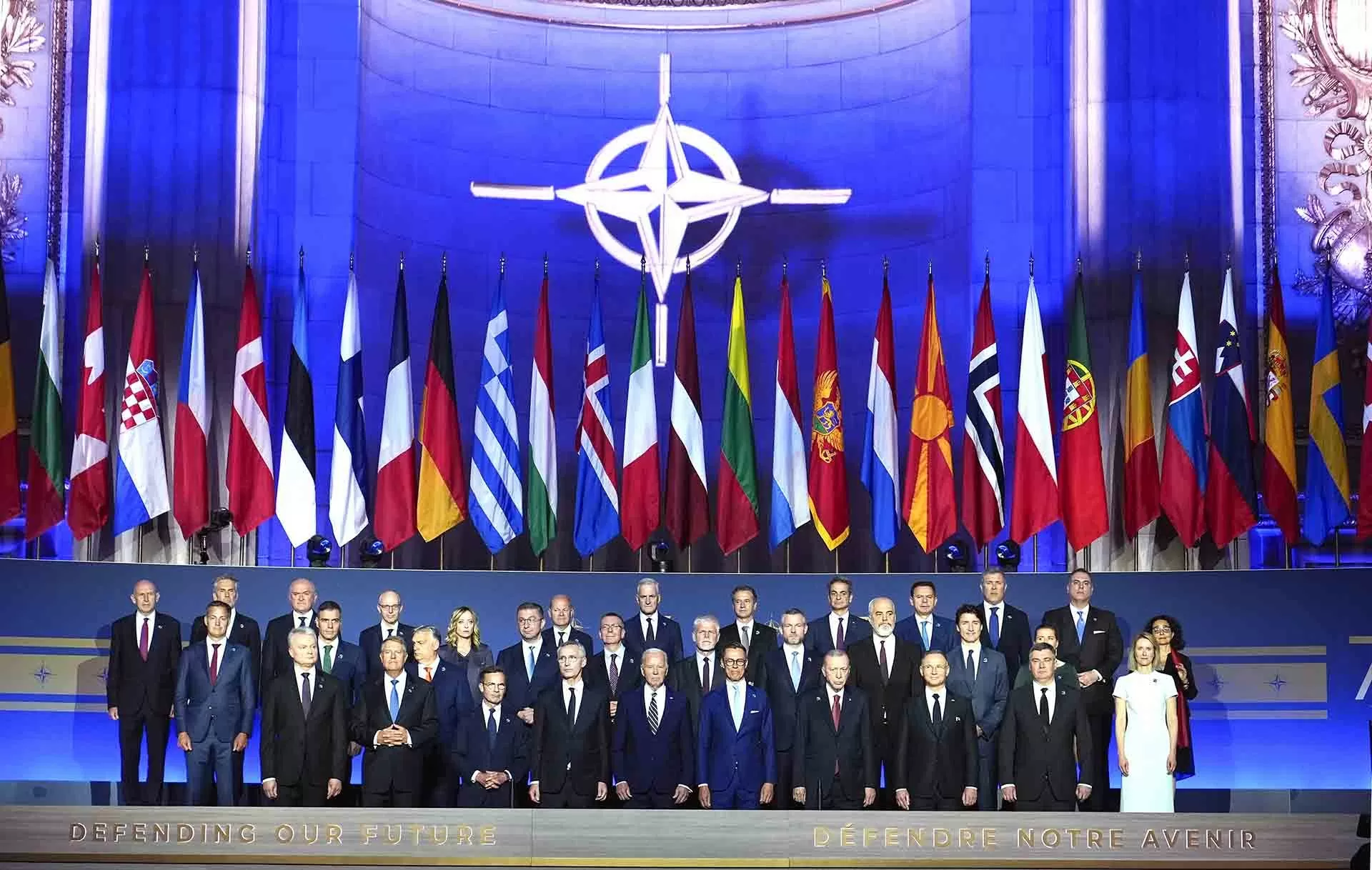 Tổng thư ký NATO Jens Stoltenberg và lãnh đạo nước thành viên tại Thượng đỉnh NATO ở Washington D.C, ngày 9/7. (Nguồn: AP)