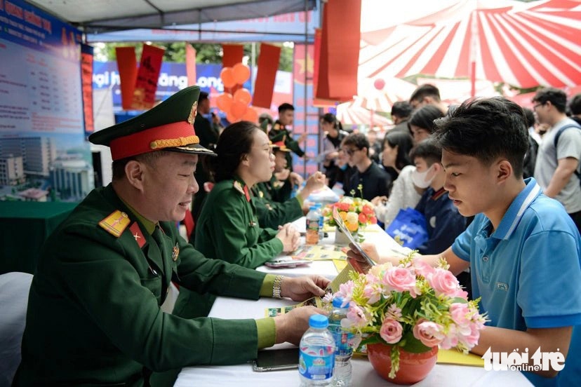 Thí sinh tham gia chương trình tư vấn tuyển sinh - hướng nghiệp năm 2024 tìm hiểu thông tin tuyển sinh của trường quân đội - Ảnh: NAM TRẦN