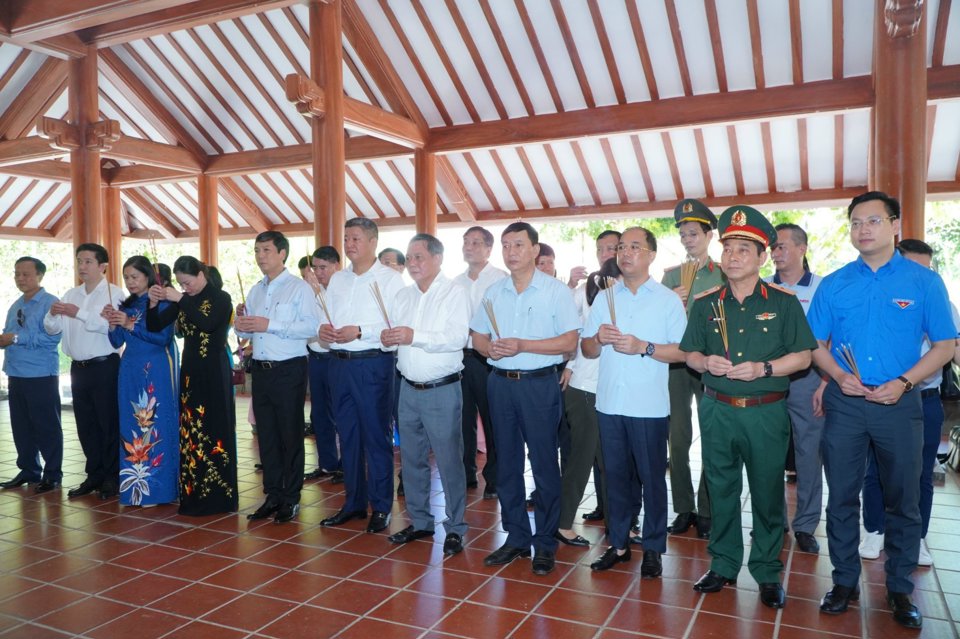 Phó Bí thư Thành ủy Nguyễn Văn Phong và Đoàn đại biểu TP Hà Nội dâng hương tại Nhà tưởng niệm Chủ tịch Hồ Chí Minh trong khuôn viên Nghĩa trang Liệt sĩ quốc gia Trường Sơn. Ảnh: Hồng Thái