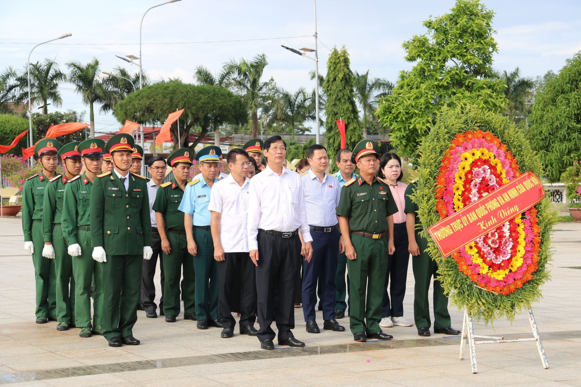 Đoàn khảo sát Ủy ban Quốc phòng và An ninh dâng hương tri ân các Anh hùng Liệt sĩ tại An Giang