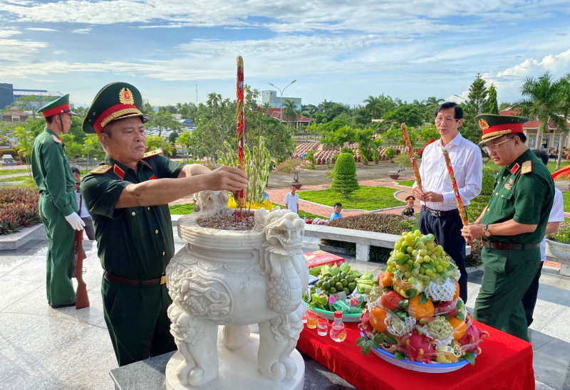 Đoàn khảo sát Ủy ban Quốc phòng và An ninh dâng hương tri ân các Anh hùng Liệt sĩ tại An Giang