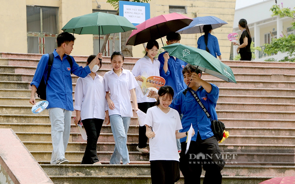 Yên Bái công bố điểm thi vào lớp 10 năm 2024: Phụ huynh, nhà trường mong ngóng điểm chuẩn- Ảnh 1.