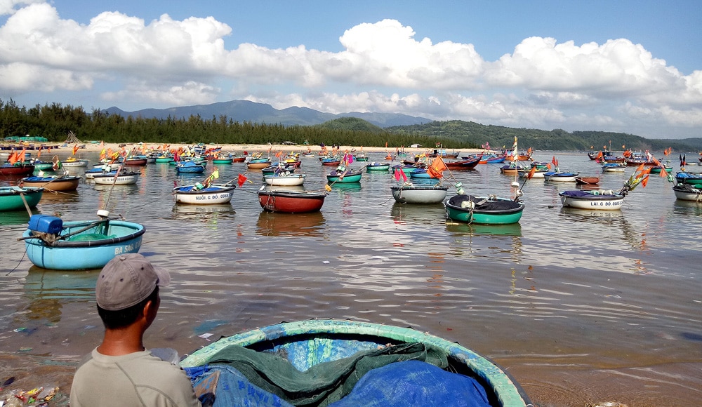 Dưới đỉnh đèo Gành Đỏ, con đèo ở Phú Yên đẹp như phim, hễ dân bắt được cá tôm là bán hết veo- Ảnh 1.