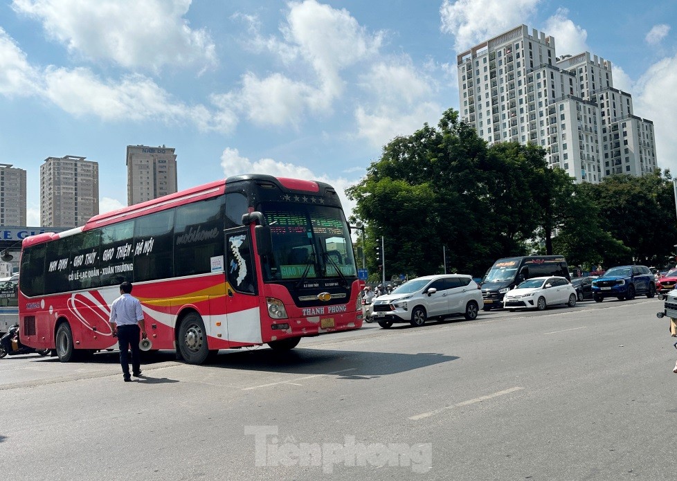 Đường Giải Phóng ùn ứ do ngăn đường để xe xuất bến Giáp Bát đi cắt qua ảnh 1