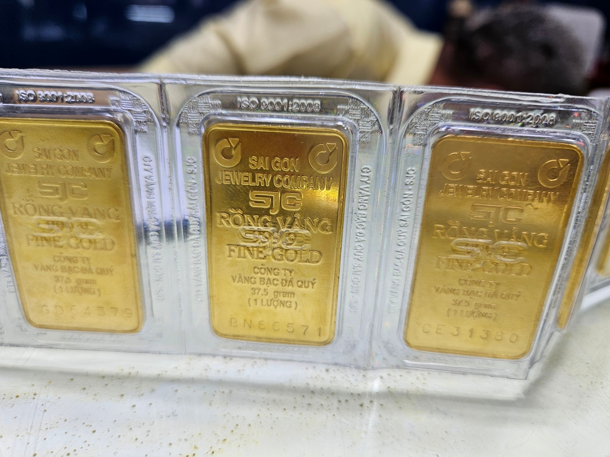 SJC gold bar and 99,99 gold prices simultaneously 