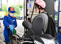 Cena benzínu v Nguyen Hue 11 808 704 4178 681.jpg