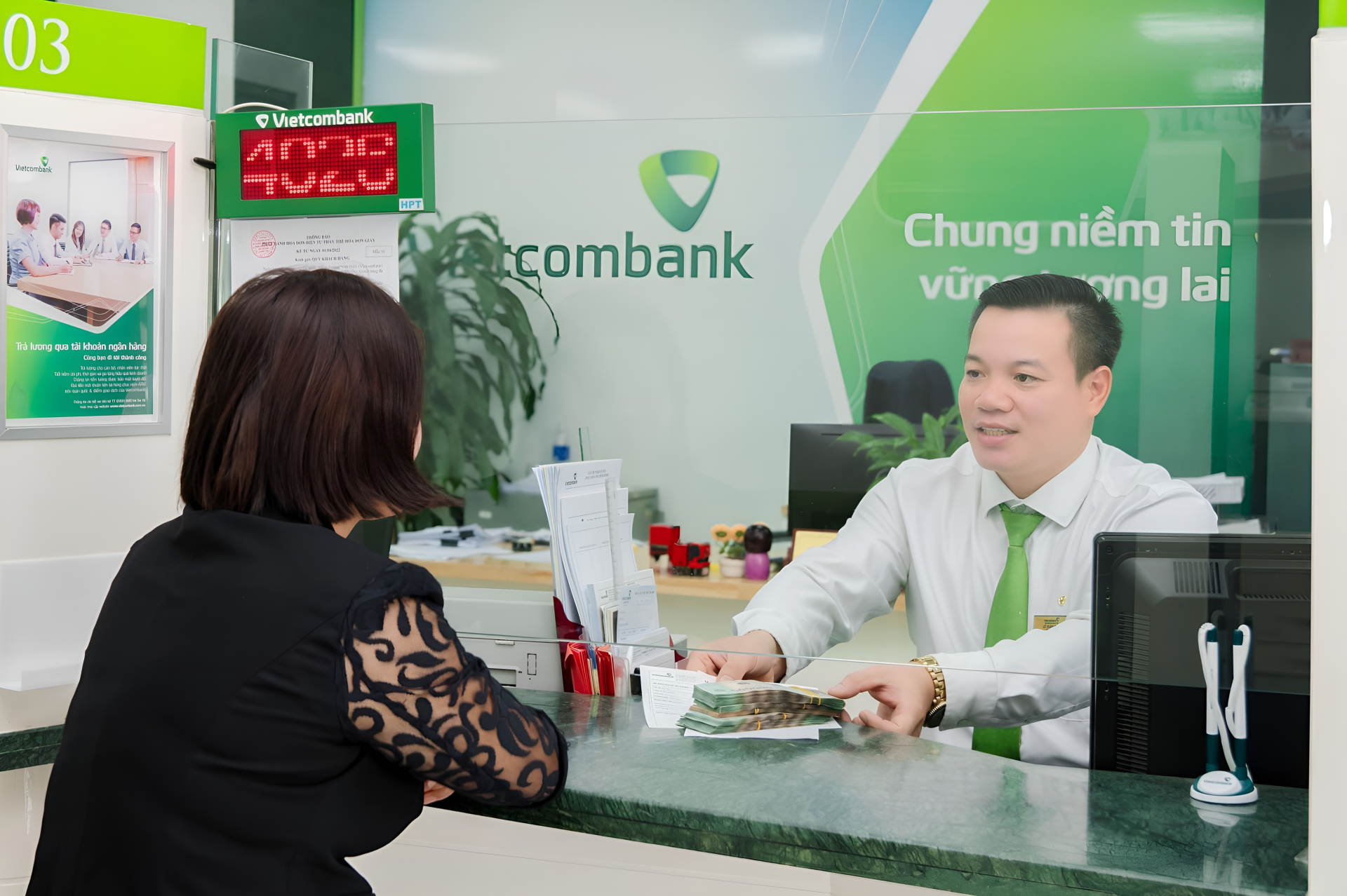 guong sang tai pgd nhu quynh vietcombank hung yen gian nan thuyet phuc khach hang truoc cam bay lua dao hinh 1