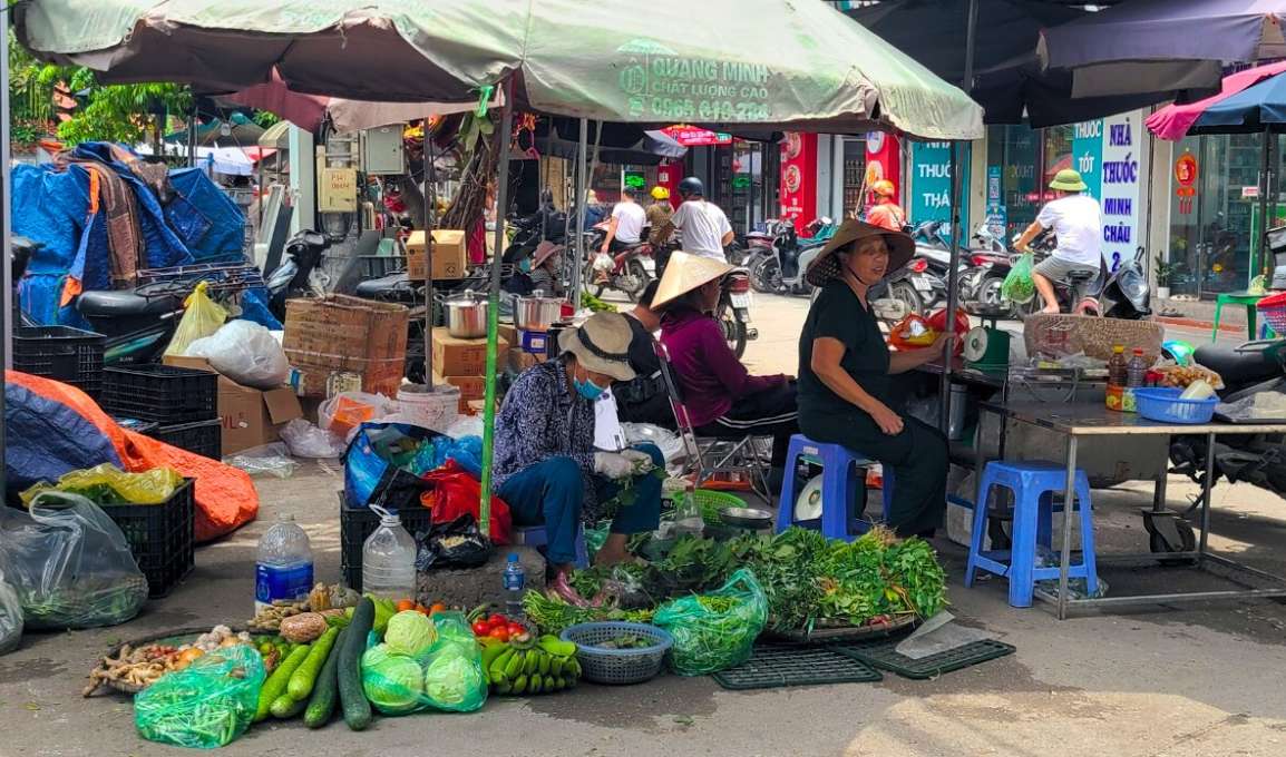 Các giáo viên mong việc tăng lương nhưng đi kèm bình ổn giá cả thị trường. Ảnh: Tuyết Lan