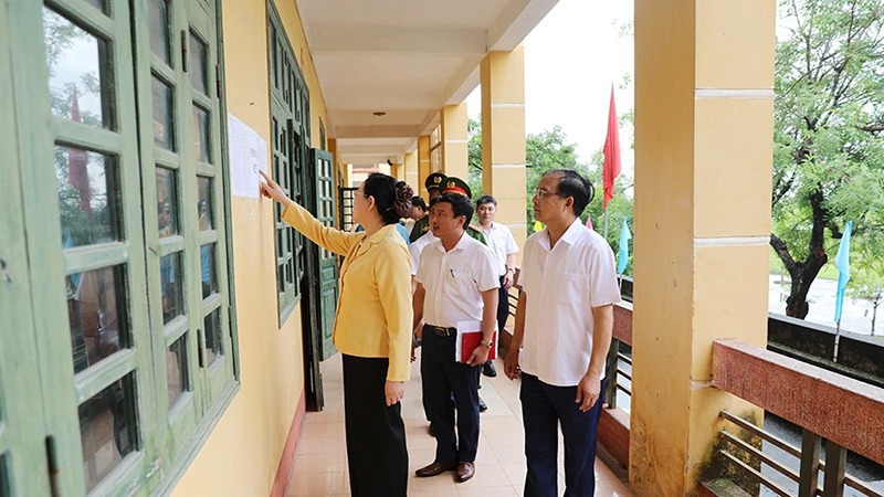 Đồng chí Bí thư Tỉnh ủy Lê Thị Thủy kiểm tra công tác chuẩn bị tổ chức Kỳ thi tốt nghiệp Trung học phổ thông 2024 tại các điểm thi.