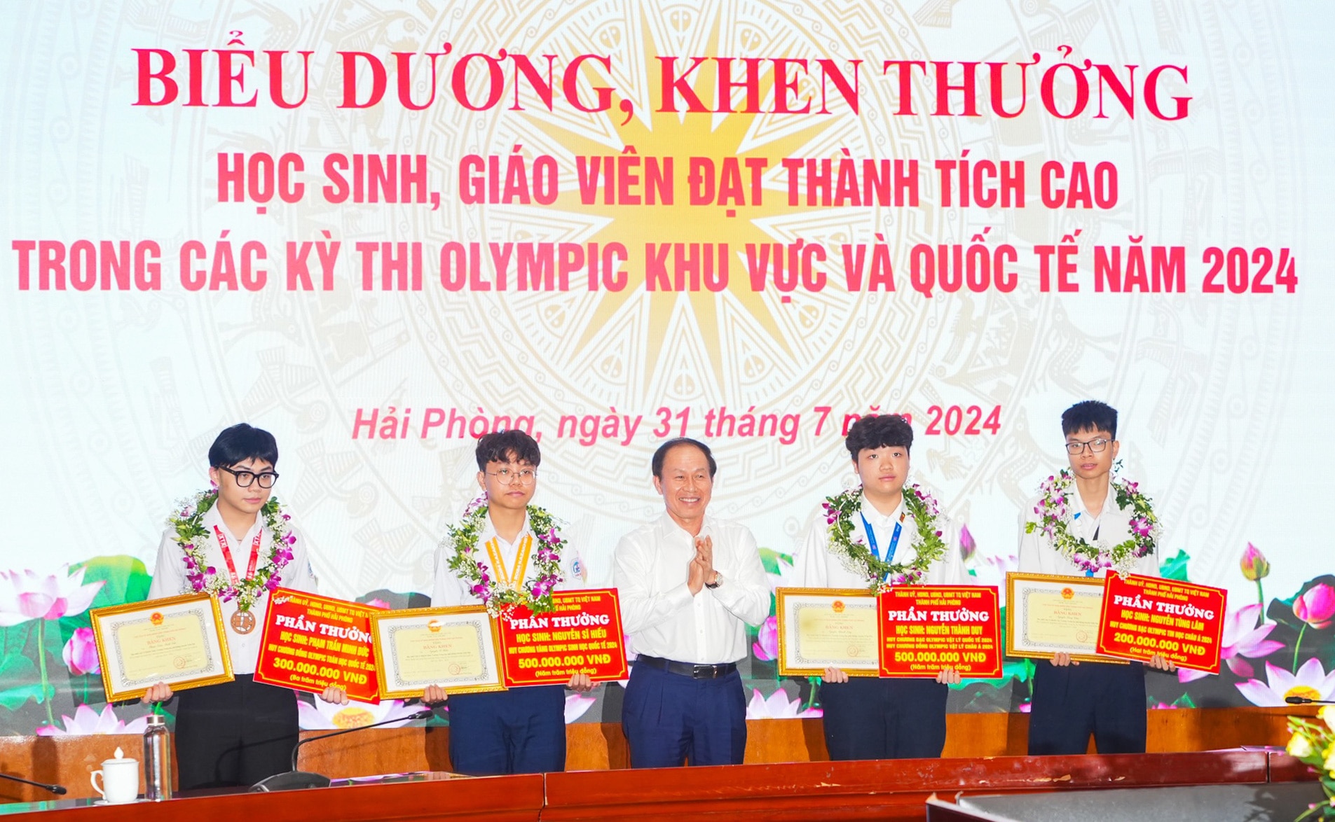 Bí thư Thành ủy Hải Phòng Lê Tiến Châu trao bằng khen và phần thưởng cho các học sinh đoạt giải Olympic năm học 2023 - 2024 - Ảnh: Đ.THANH