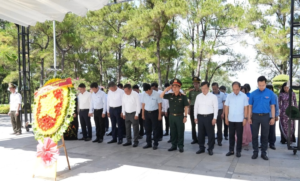 Phó Bí thư Thành ủy Nguyễn Văn Phong và Đoàn đại biểu TP Hà Nội tưởng niệm các anh hùng liệt sĩ tại Nghĩa trang Liệt sĩ quốc gia Trường Sơn. Ảnh: Hồng Thái