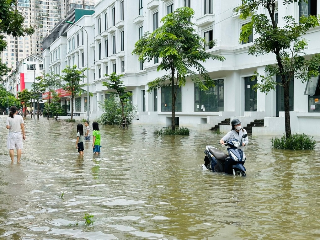 Hình ảnh hầm nhà liền kề, biệt thự triệu đô ngập trong nước sau mưa lớn - 1