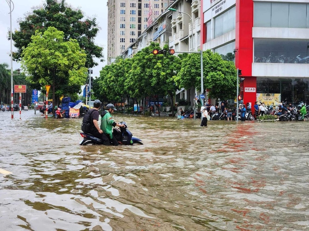 Hình ảnh hầm nhà liền kề, biệt thự triệu đô ngập trong nước sau mưa lớn - 6