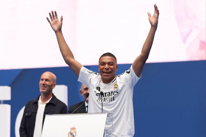 Hình bóng Ronaldo phía sau Kylian Mbappe trong buổi ra mắt Real Madrid