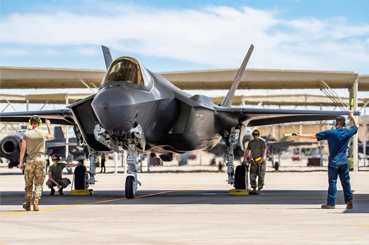 Hơn 100 tiêm kích F-35 phơi mưa bão, Mỹ có thể phải tốn hàng triệu USD sửa chữa- Ảnh 1.