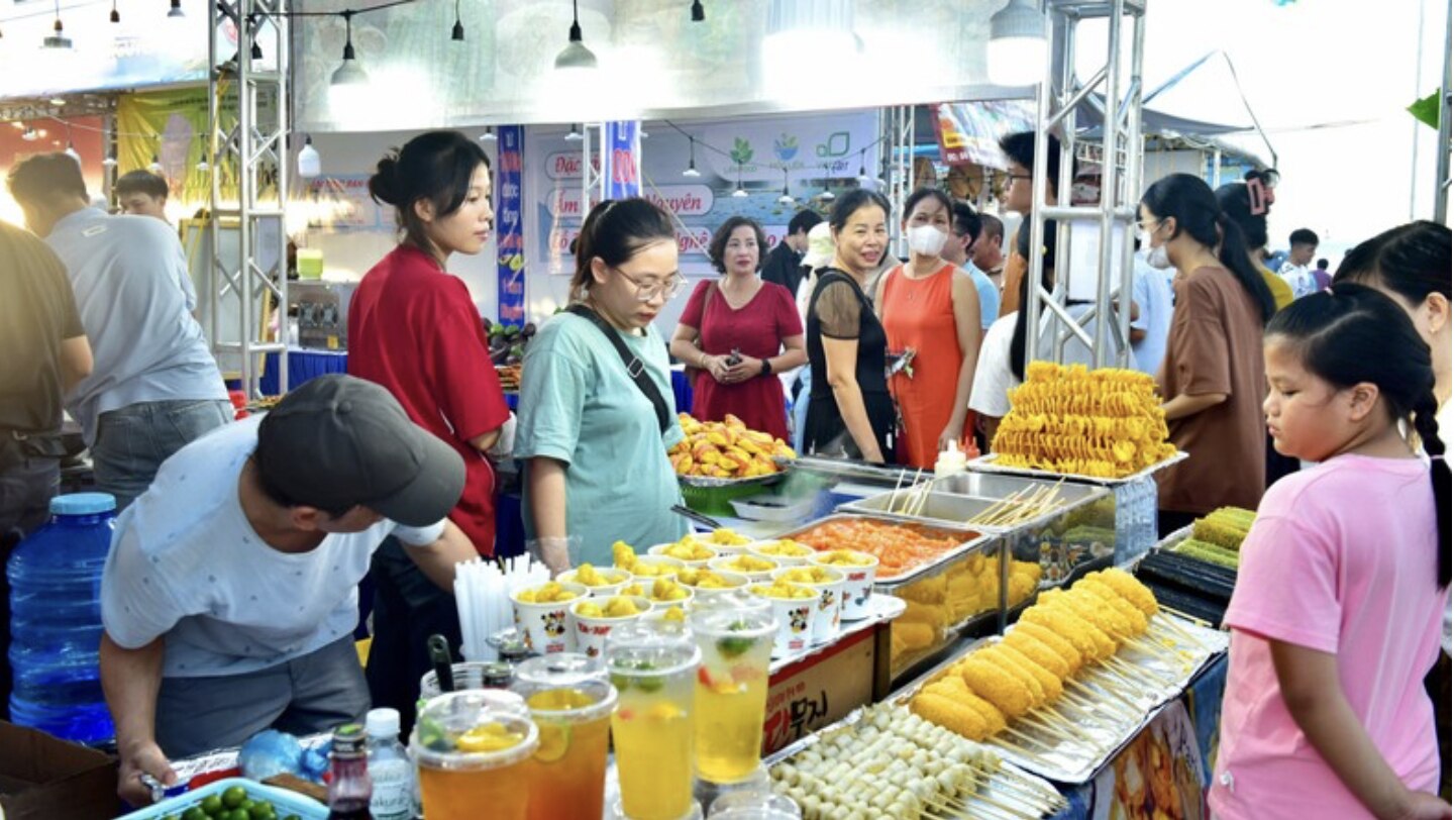 hon 30 nghin nguoi tham du le hoi van hoa am thuc huong vi mien hoa nang hinh 1